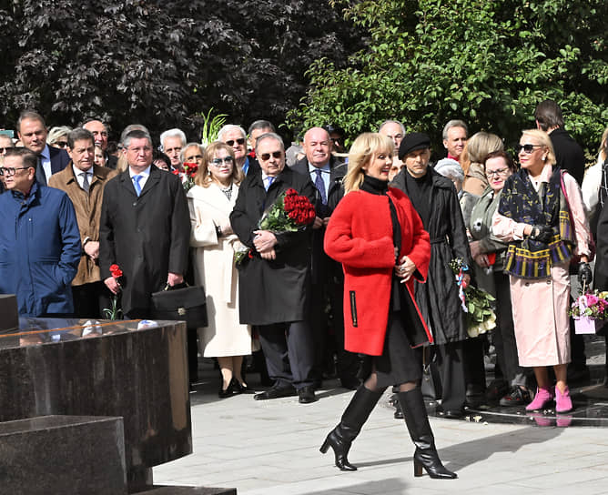 Певица Валерия (в центре) во время церемонии открытия памятника народному артисту СССР Иосифу Кобзону