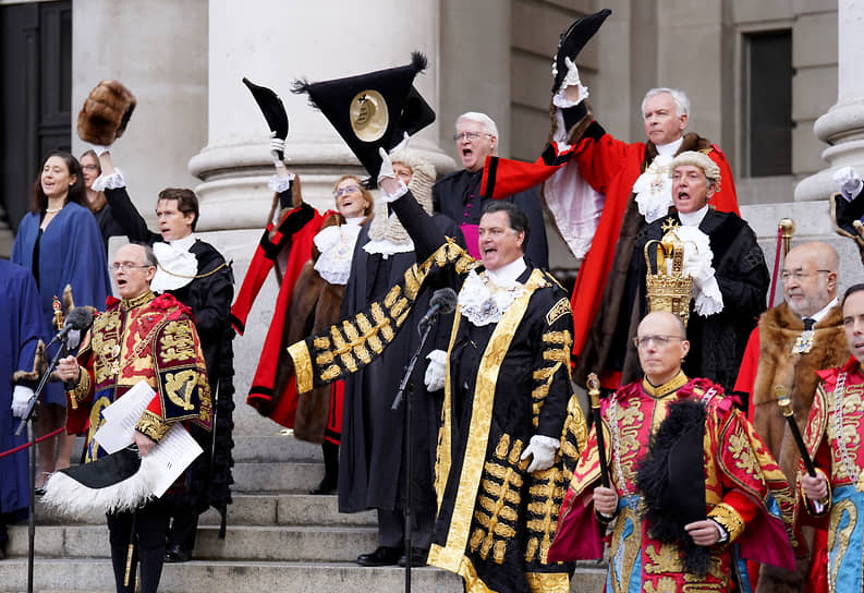 В честь нового монарха служащие и представители Лондонского Сити сняли шляпы 