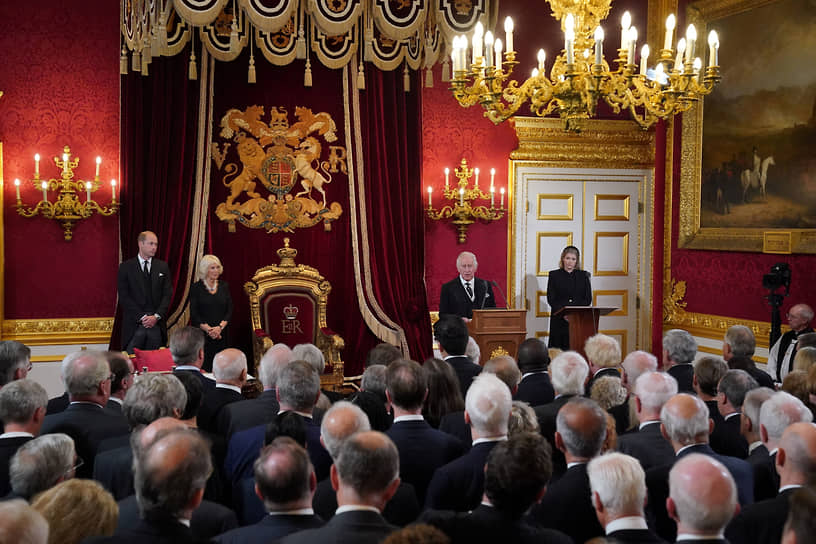 Члены Тайного совета приветствовали принца Уэльского Уильяма, королеву-консорт Камиллу, короля Карла III и лорда-председателя Совета Пенни Мордаунт (слева направо) в тронном зале Сент-Джеймсского дворца
