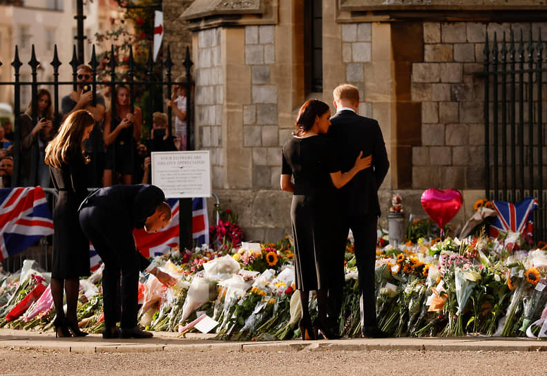 Принц и принцесса Уэльские Уильям и Кэтрин, герцог Сассекский Гарри и его супруга Меган принимали цветы и письменные соболезнования возле Виндзорского замка в Лондоне
