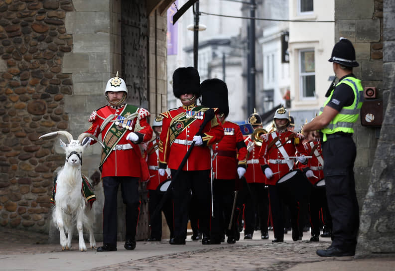 Марш военного оркестра и батальона Королевского полка Уэльса перед провозглашением Карла III королем