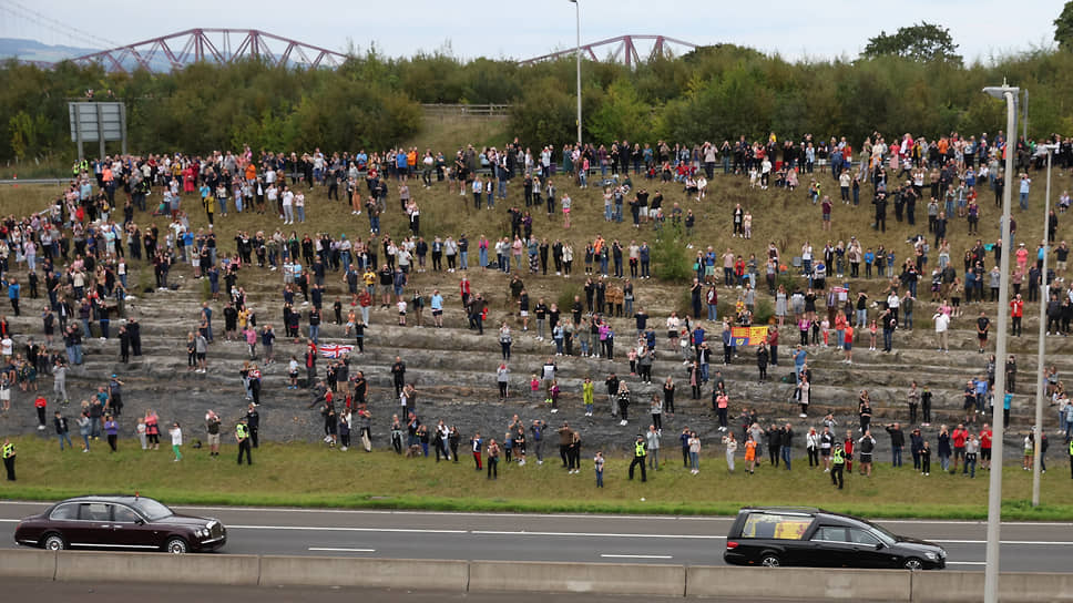 Люди наблюдают за катафалком с телом Елизаветы II в Куинсферри, Шотландия