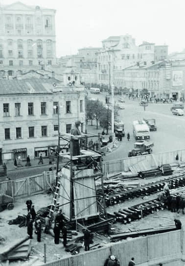 Памятник писателю Александру Пушкину был установлен в Москве в июне 1880 года. Изначально он находился на Тверском бульваре. В 1950 году его переместили на место снесенной колокольни Страстного монастыря и развернули на 180 градусов