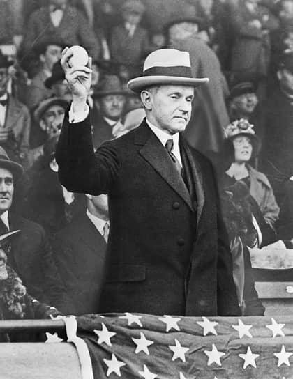 Президент США Калвин Кулидж открывает бейсбольный сезон 1924 года. Дело происходит в апреле, так что на нем, как и на зрителях, фетровая шляпа