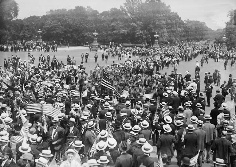 В конце XIX—начале XX века в теплое время года на улицах американских городов соломенные шляпы были видны повсюду (на фото — демонстрация Американской федерации труда против принятия сухого закона, 1919 год)