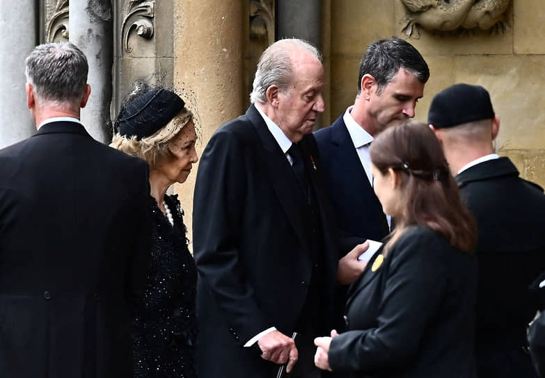 Бывший король Испании Хуан Карлос I (в центре) с супругой