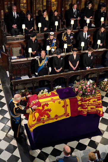 Церемония прощания с королевой Елизаветой II в мемориальной часовне Георга VI 