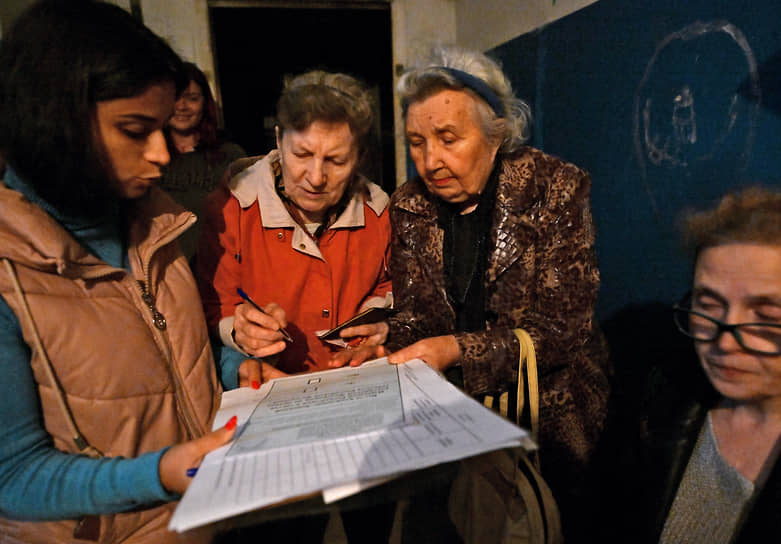 Жительницы Донецка голосуют в подъезде дома