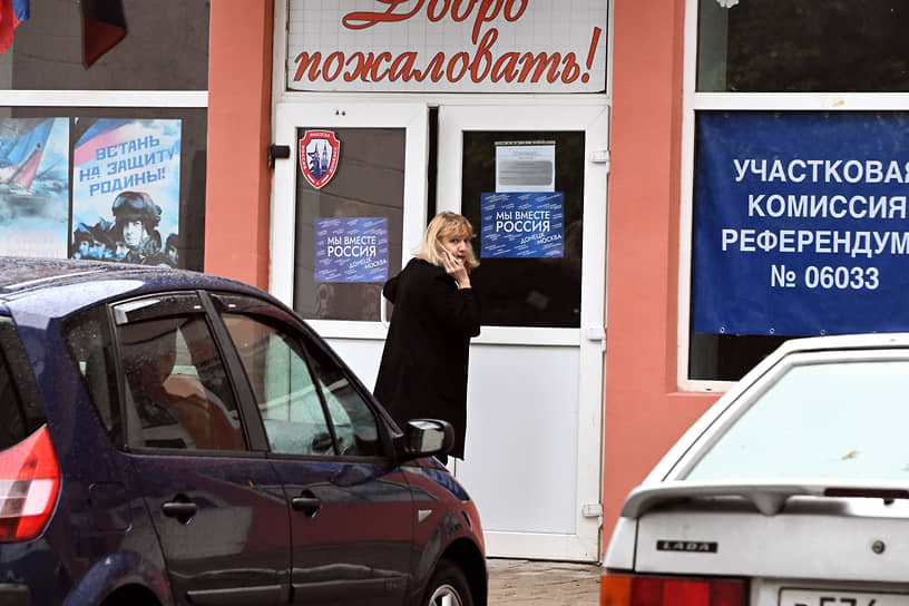 Жительница Донецка у входа на избирательный участок