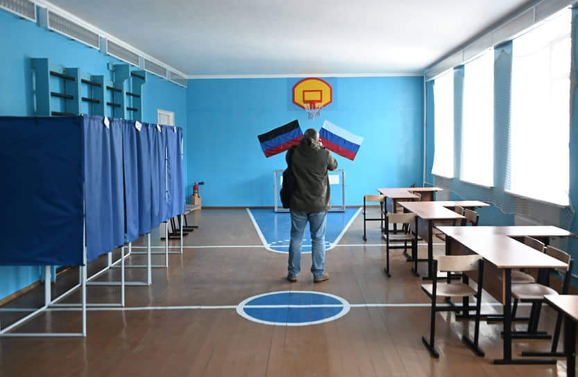 Сотрудники участковой комиссии во время подготовки избирательного участка, расположенного в спортивном зале школы в ДНР