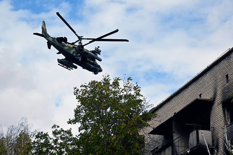 Военный вертолет над жилым домом в ДНР