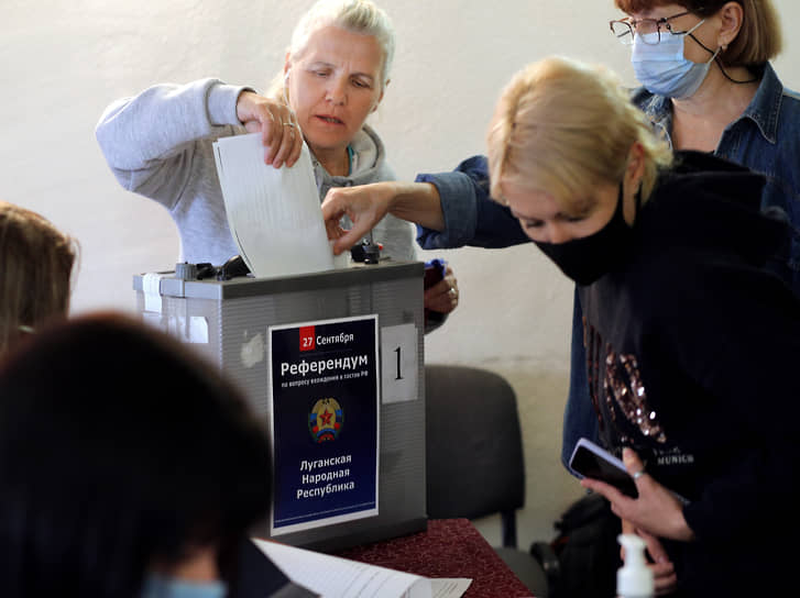 Женщина голосует на референдуме в Волгограде