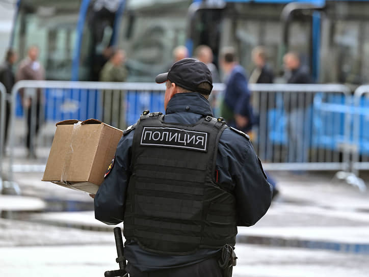 Сотрудник полиции на территории призывного пункта в Москве