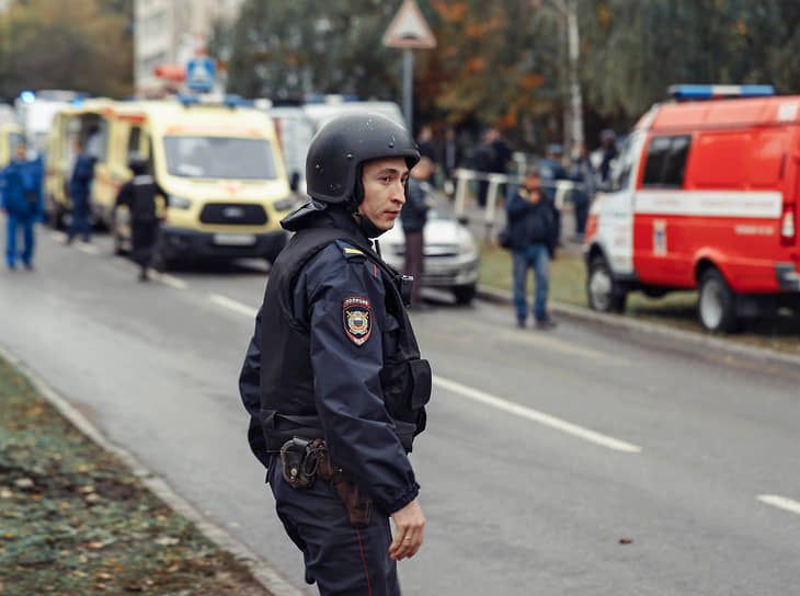 Сотрудник полиции у здания школы в Ижевске, где произошла стрельба 