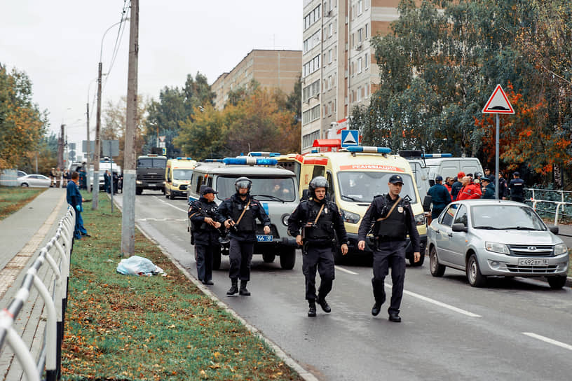 Сотрудники полиции и МЧС