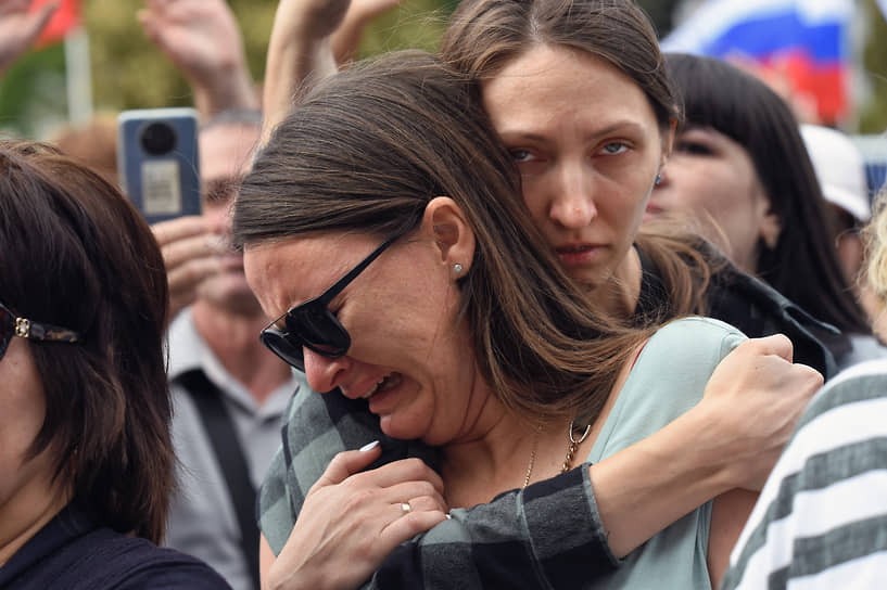 Женщина плачет на церемонии проводов в Севастополе