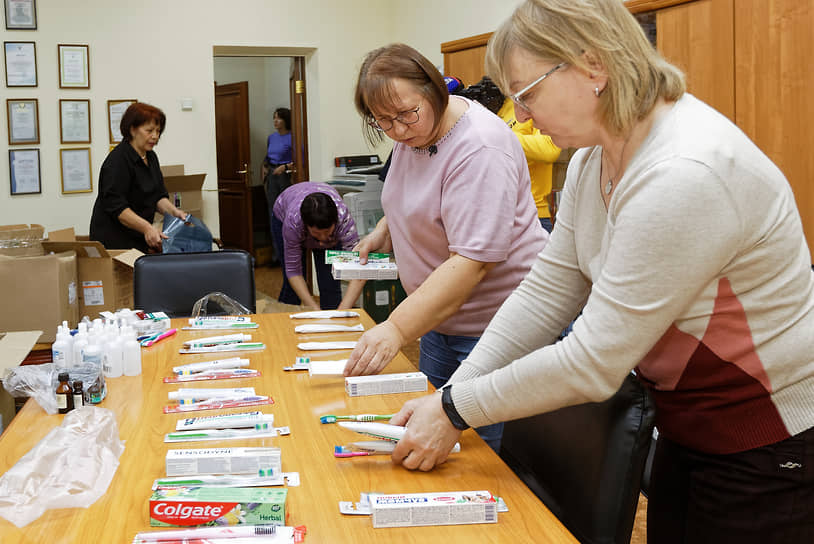 Волонтеры в Томске раскладывают собранные вещи для мобилизованных 