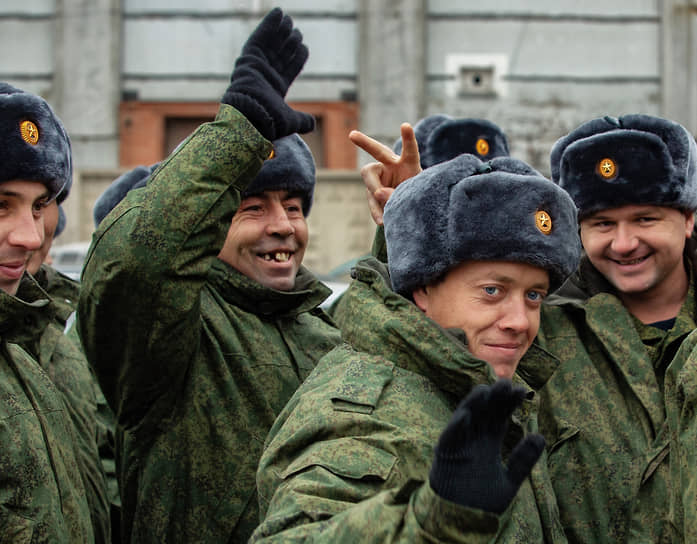 Мобилизованные перед отправкой в зону специальной военной операции в Новосибирске 