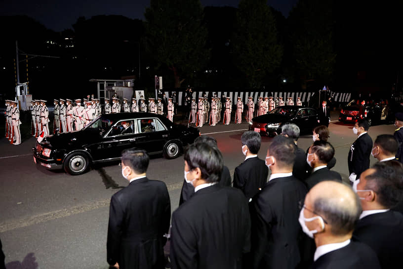 Автомобиль с останками Синдзо Абэ покидает стадион «Ниппон Будокан», где проходила церемония прощания