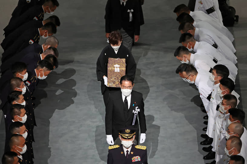 Вдова Синдзо Абэ несет урну с прахом мужа во время траурной церемонии