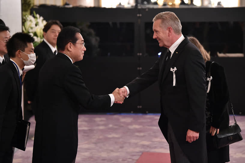Премьер-министр Японии Фумио Кисида (в центре) приветствует бывшего президента Германии Кристиана Вульфа (справа) перед приемом в государственном гостевом доме Асакуса в Токио
