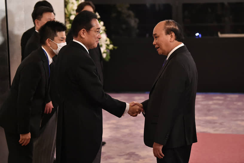 Премьер-министр Японии Фумио Кисида (слева) приветствует президента Вьетнама Нгуен Суан Фука (справа) перед церемонией прощания
