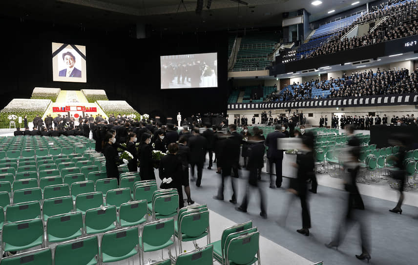 Гости церемонии прощания с бывшим премьер-министром Японии