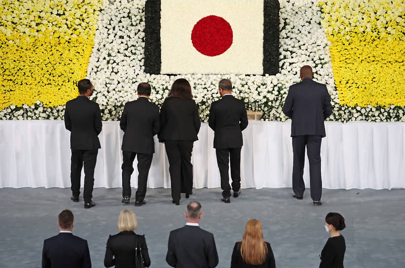 Участники церемонии прощания с бывшим премьер-министром Японии Синдзо Абэ