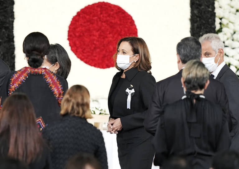 Вице-президент США Камала Харрис (в центре) покидает церемонию возложения цветов в сопровождении посла США в Японии Рама Эмануэля (справа) 