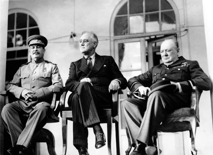 Лидеры СССР, США и Великобритании Иосиф Сталин, Франклин Рузвельт и Уинстон Черчилль на Тегеранской конференции, 1943 год