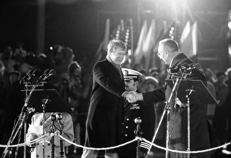 Президент США Джимми Картер обменивается рукопожатием с польским лидером Эдвардом Гереком во время визита в Варшаву, 1977 год