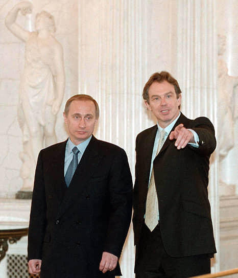 И. о. президента России Владимир Путин (слева) и премьер-министр Великобритании Тони Блэр на экскурсии по Эрмитажу в Санкт-Петербурге, 2000 год
