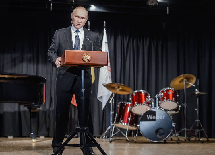 Президент России Владимир Путин выступает на открытом уроке в Немецкой школе при посольстве Германии в Москве, 2016 год