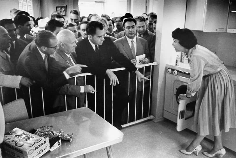 Первый секретарь ЦК КПСС Никита Хрущев и вице-президент США Ричард Никсон на открытии американской выставки в Москве, 1959 год
