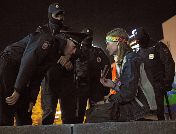 Екатеринбург. Сотрудники правоохранительных органов задерживают участника несанкционированного митинга против мобилизации
