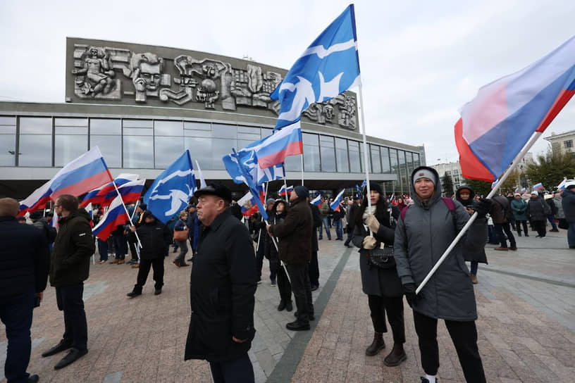 В Екатеринбурге патриотический митинг-концерт прошел на площади у Дворца молодежи 