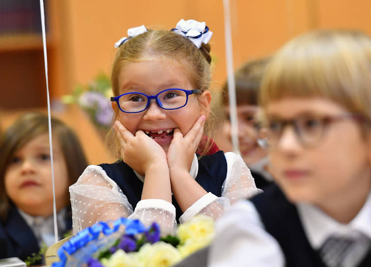 Москва. Ученики начальной школы на уроке в День знаний