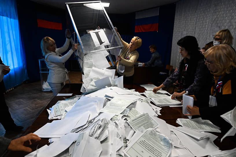 Донецк. Члены участковой избирательной комиссии обрабатывают бюллетени