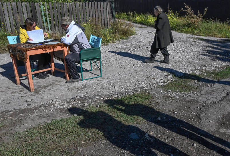 Донецкая область. Люди на выездном избирательном участке