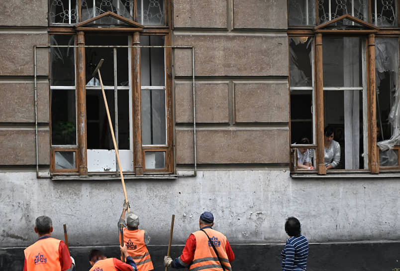 Донецк. Коммунальщики убирают осколки стекла в оконных рамах