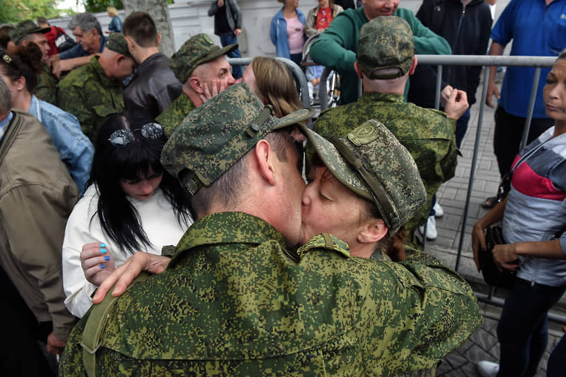 Севастополь. Военнослужащие прощаются перед отправкой на мобилизацию 