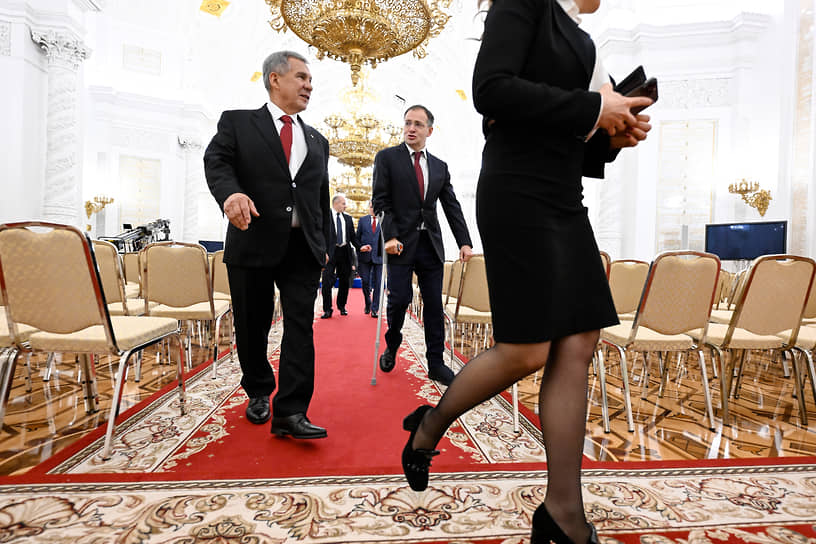 Президент Татарстана Рустам Минниханов (слева), помощник президента Владимир Мединский перед началом церемонии