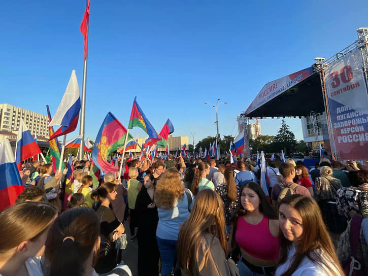 В митинге-концерте «Мы вместе» на Главной городской площади Краснодара приняли участие более 15 тыс. человек, сообщила администрации региона