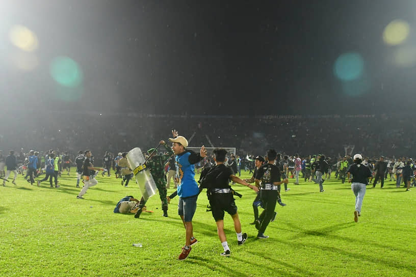 Одна из самых страшных трагедий в истории мирового футбола, происшедшая в Индонезии, унесла жизни 125 человек