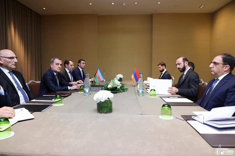 Главы МИД Армении и Азербайджана Арарат Мирзоян (второй справа) и Джейхун Байрамов (второй слева) на встрече в Женеве