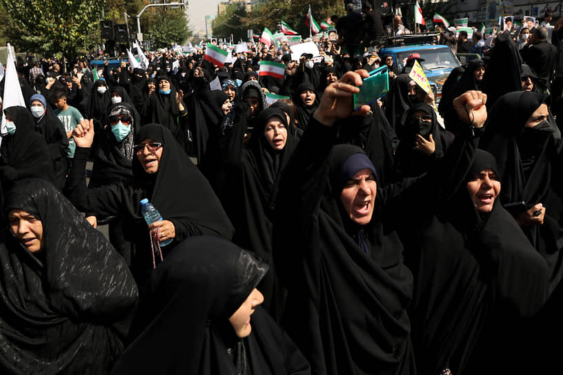 В Иране появление без хиджаба считается преступлением &lt;br>
На фото: участницы проправительственного марша