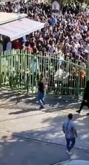 В Исфаханском университете приостановили занятия после столкновений между студентами и силовикам &lt;br>
На фото: студенты пытаются открыть ворота кампуса
