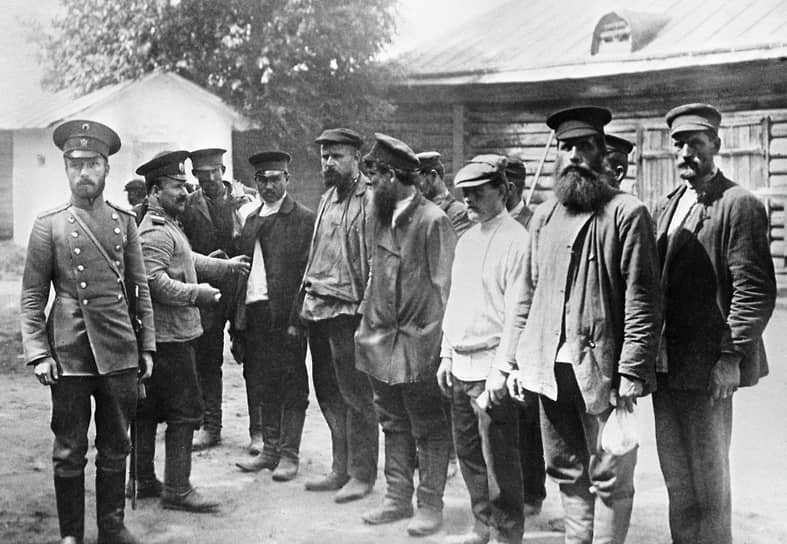 Офицеры знакомятся с мобилизованными во время Первой мировой войны, 1915 год