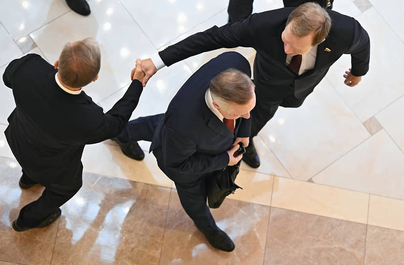 Москва. Губернатор Санкт-Петербурга Александр Беглов (в центре) и сенатор от Санкт-Петербурга Андрей Кутепов (справа) перед началом парламентских слушаний