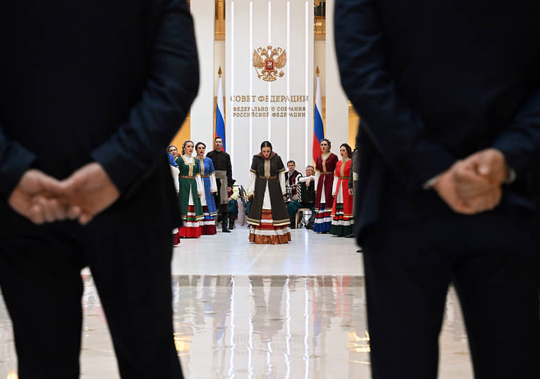 Москва. Артисты Омского русского народного хора во время выступления в Совете федерации